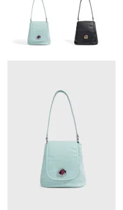 Nahaufnahme der eleganten Ledertasche mit einzigartigem Edelstein-Drehverschluss und Trageriemen.