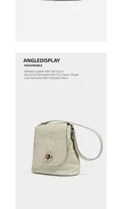 Nahaufnahme der Schultertasche aus Narbenleder, schicke Beschläge, klassische Form.