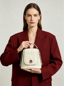 Damen Echtheitsleder Umhängetasche Nischen-Plissiertes Rindsleder Handtasche Luxus Achseltasche Mit Edelsteinverschluss Vintage Street Style Beuteltasche
