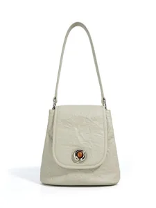 Elegante minimalistische Knautschleder Schultertasche mit einzigartigem Metallverschluss.