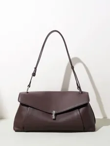 Bolso de hombro de cuero marrón oscuro con solapa, cierre metálico elegante y correa fina.