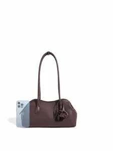 Minimalistische Rindsleder Umhängetasche, elegante Muschel Handtasche mit Quaste, Hauptansicht.
