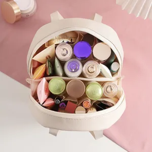 Vue détaillée du sac cosmétique beige montrant le rangement intérieur multi-compartiments.