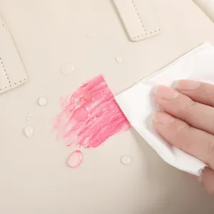 Vue détaillée du sac cosmétique beige, surface imperméable et facile à nettoyer au quotidien.