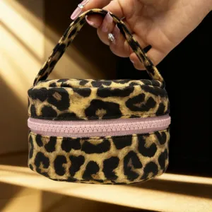 Leopardenmuster Kosmetiktasche Detail, weicher Plüschstoff mit rosa Reißverschluss Griff.