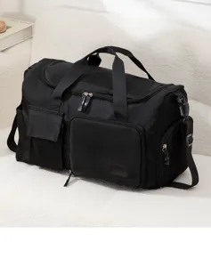Schwarze Reise-Duffelbag Detailansicht, große Sporttasche mit Schultergurt für Fitness.
