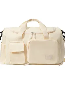 Beige große Fitness- und Reisetasche mit mehreren Fächern und verstellbarem Schultergurt.