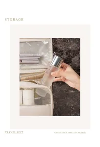 Trousse de toilette de voyage suspendue avec multi-poches, tissu satiné, vue détaillée.