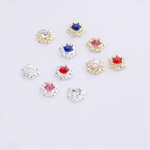 Ensemble de strass et de breloques en alliage métallique pour la décoration d'ongles DIY.
