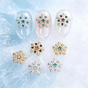 Gros plan détaillé de bijoux d'ongles flocon en alliage avec strass colorés sur faux ongles.