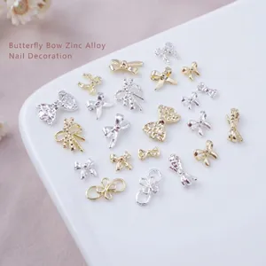 Vue détail des décorations d'ongles nœud en alliage avec de superbes strass brillants.