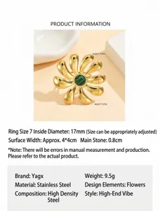 Vista dettagliata dell'anello floreale oversize con larghezza di 4 cm e design regolabile.