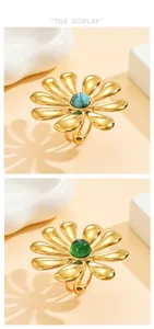Squisito anello a fiore oversize con design in metallo lucido e vivace pietra preziosa centrale.