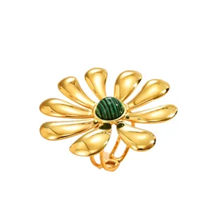 Anello statement fiore dorato con pietra verde striata, anello aperto regolabile chic.