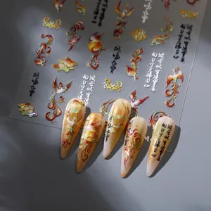 Gros plan détaillé de nouveaux autocollants d'ongles phénix dorés de style chinois traditionnel.