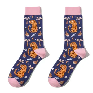 Primo piano di calzini in maglia alla moda con motivi giocosi di leopardi e piante tropicali.