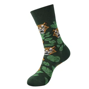 Calzini al polpaccio verdi con motivo tigre e giungla per uomo e donna, stile casual alla moda.