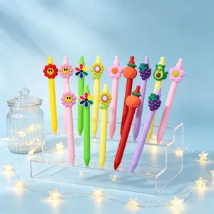 Bolígrafos de gel de dibujos animados con adorables dijes 3D de flores y frutas en soporte.