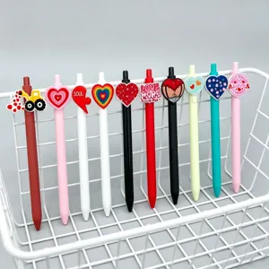 Kleurrijke gelpennen set met schattige hartje siliconen toppers in witte mand.