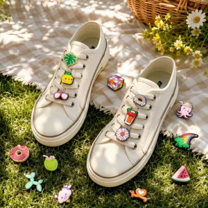 Baskets en toile avec adorables charms de chaussures de dessin animé pour look personnalisé.