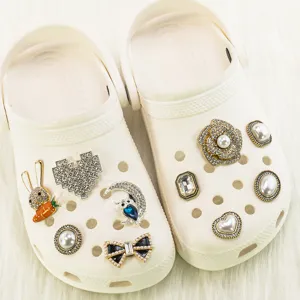 Zapatos de jardin blancos con camelias de lujo y accesorios de pedreria elegantes muy chic.