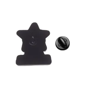 Zwarte metalen broche speld achterkant detail accessoire, duurzame sluiting en dop.