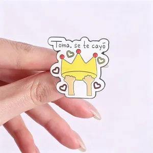 Leuke cartoon spaanse kroon metaal emaille pin broche badge kleding accessoires mooie