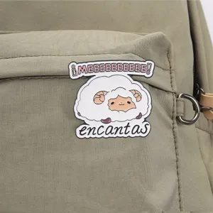 Leuke cartoon schaap metalen broche speld met Spaanse tekst, stijlvolle kledingaccessoire.