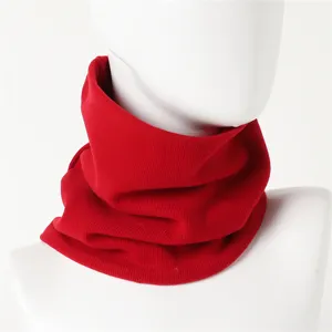 Detail van rode gebreide nekwarmer met zachte getextureerde stof voor koude dagen.