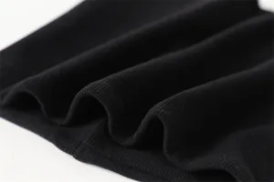 Zwarte geribbelde gebreide nekwarmer in detail toont zachte textuur en warme winterstof.