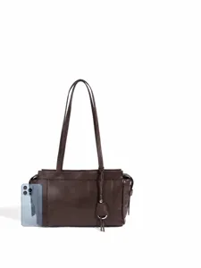 Klassische braune Schultertasche Maßtabelle mit genauen Maßen und praktischer Handtasche.