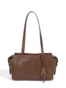 Braune Retro Umhängetasche für Damen, klassische Achseltasche mit langen Trägern und Anhänger.