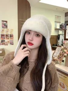 Gros plan détaillé de la douce casquette pilote en peluche blanche, style d'hiver confortable.