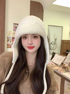 Bonnet trappeur en peluche douillet pour femmes, charmant chapeau aviateur moelleux et chaud.