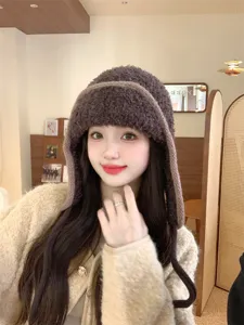 Bonnet trappeur duveteux pour femme, chapeau bomber peluche marron avec oreillettes pour l'hiver.