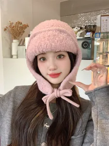Gros plan détaillé d'un bonnet d'hiver rose en peluche douce avec protège-oreilles charmant.