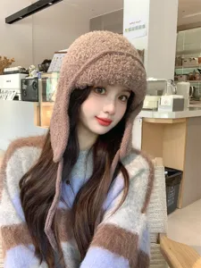 Bonnet bomber tricoté marron confortable avec oreillettes, bonnet polaire d'hiver chaud.