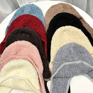 Bonnet trappeur en tricot duveteux pour femmes, bonnet aviateur chaud et douillet pour l'hiver.