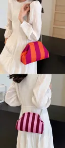 Vue détaillée du sac à bandoulière élégant à rayures avec des couleurs contrastées vives.