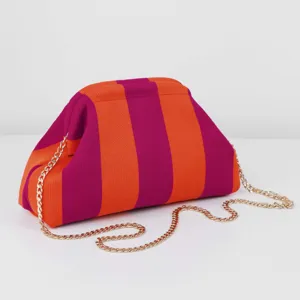 Pochette tricotée rayée à cadre avec chaîne dorée, sac de rangement cosmétique élégant.
