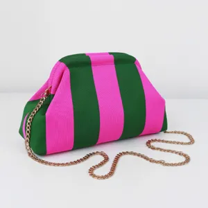 Vue détaillée de la pochette de maquillage en tricot rose et vert avec élégante chaîne dorée.