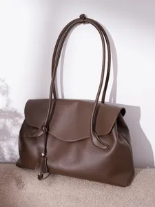 Minimalistische braune Ledertasche, große Pendler-Shopper-Tasche mit Klappe und langen Trägern.