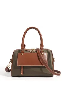 Damen grün braune Farbblock Boston Handtasche mit Griff und Schultergurt für Alltag.