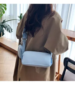 Japanse minimalistische lichtblauwe cilindrische schoudertas met tasje voor dagelijks gebruik.