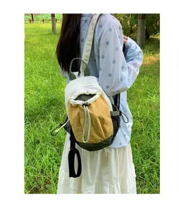 Vue détaillée du sac à dos de loisirs extérieur patchwork en blanc et jaune, pratique.