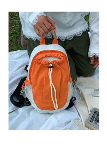 Vue de détail d'un petit sac à dos décontracté bicolore avec cordon dans un cadre extérieur