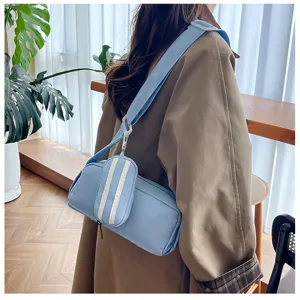 Lichtblauwe cilindrische schoudertas voor dames, minimalistische crossbody tas met etui.