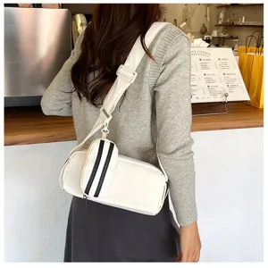 Minimalistische cilindrische schoudertas met klein tasje, casual stoffen tas voor dames.