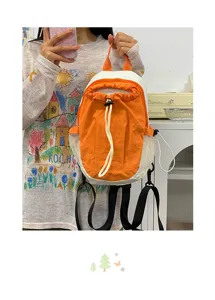 Mini sac à dos de sport décontracté orange et blanc avec fermeture à cordon et poches.