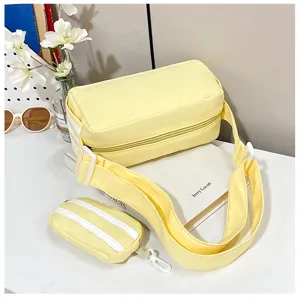 Japanse minimalistische canvas crossbody tas met afneembaar muntzakje en brede schouderband geel.